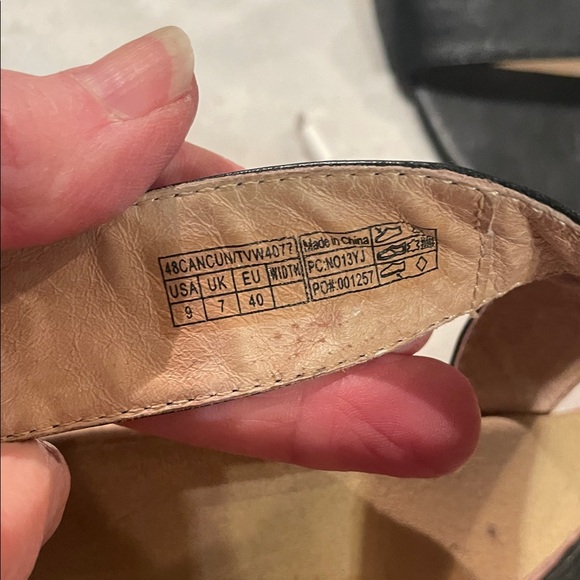 Vionic Patterned Wedges - Picture 6 of 11